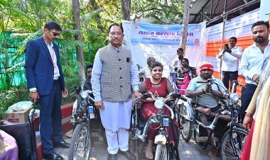 मुख्यमंत्री जनदर्शन में दिव्यांगजनों को मिली राहत  मुख्यमंत्री ने प्रदान किया बैटरी ट्राइसिकल, व्हीलचेयर और श्रवण यंत्र
