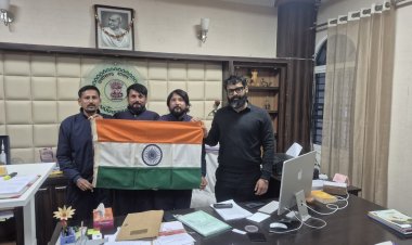 विश्व शांति की अलख लेकर जशपुर पहुंची विश्व पदयात्री टीम  कलेक्टर रोहित व्यास से की सौजन्य भेंट