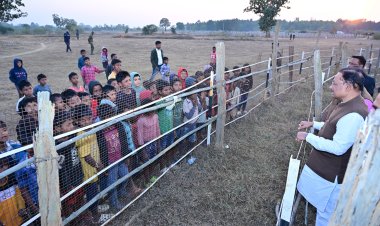 मुख्यमंत्री श्री साय ने बगिया में बालक आश्रम के बच्चों से किया आत्मीय संवाद  बच्चों का हालचाल पूछा, पढ़ाई में आगे बढ़ने के लिए किया प्रोत्साहित