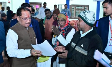 मुख्यमंत्री श्री साय ने बगिया में जनदर्शन में सुनी आमजनों की समस्याएं  आवेदनों का गंभीरता से निराकरण करने के दिए निर्देश