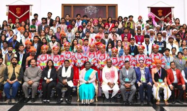 *राष्ट्रपति भवन में छत्तीसगढ़ की झांकी कलाकारों का सम्मान  राष्ट्रपति द्रौपदी मुर्मु ने सराही जनजातीय कला, कलाकार हुए भावविभोर*