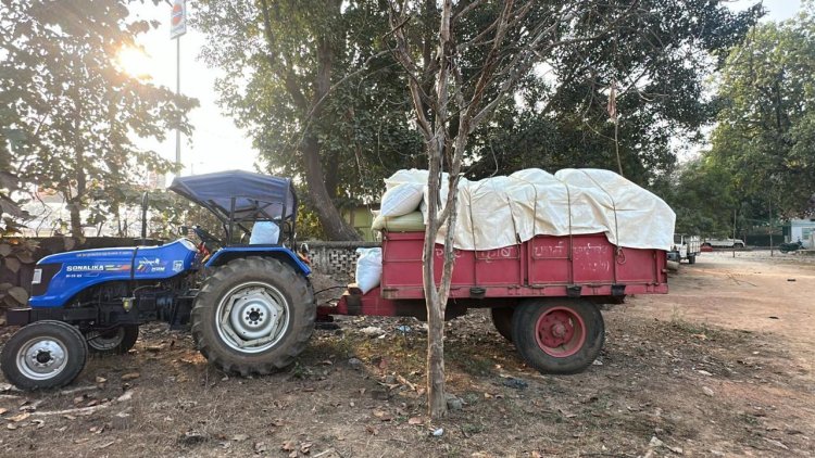झारखंड से धान लाकर छत्तीसगढ़ में खपाने की थी तैयारी  पुलिस ने अवैध धान परिवहन करते ट्रैक्टर से 30 क्विंटल धान जप्त कर जिला प्रशासन को कार्रवाई हेतु सौंपा