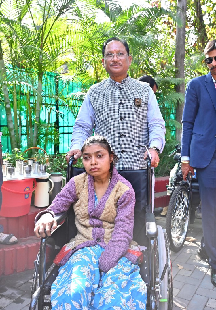 मुख्यमंत्री जनदर्शन में दिव्यांगजनों को मिली राहत  मुख्यमंत्री ने प्रदान किया बैटरी ट्राइसिकल, व्हीलचेयर और श्रवण यंत्र