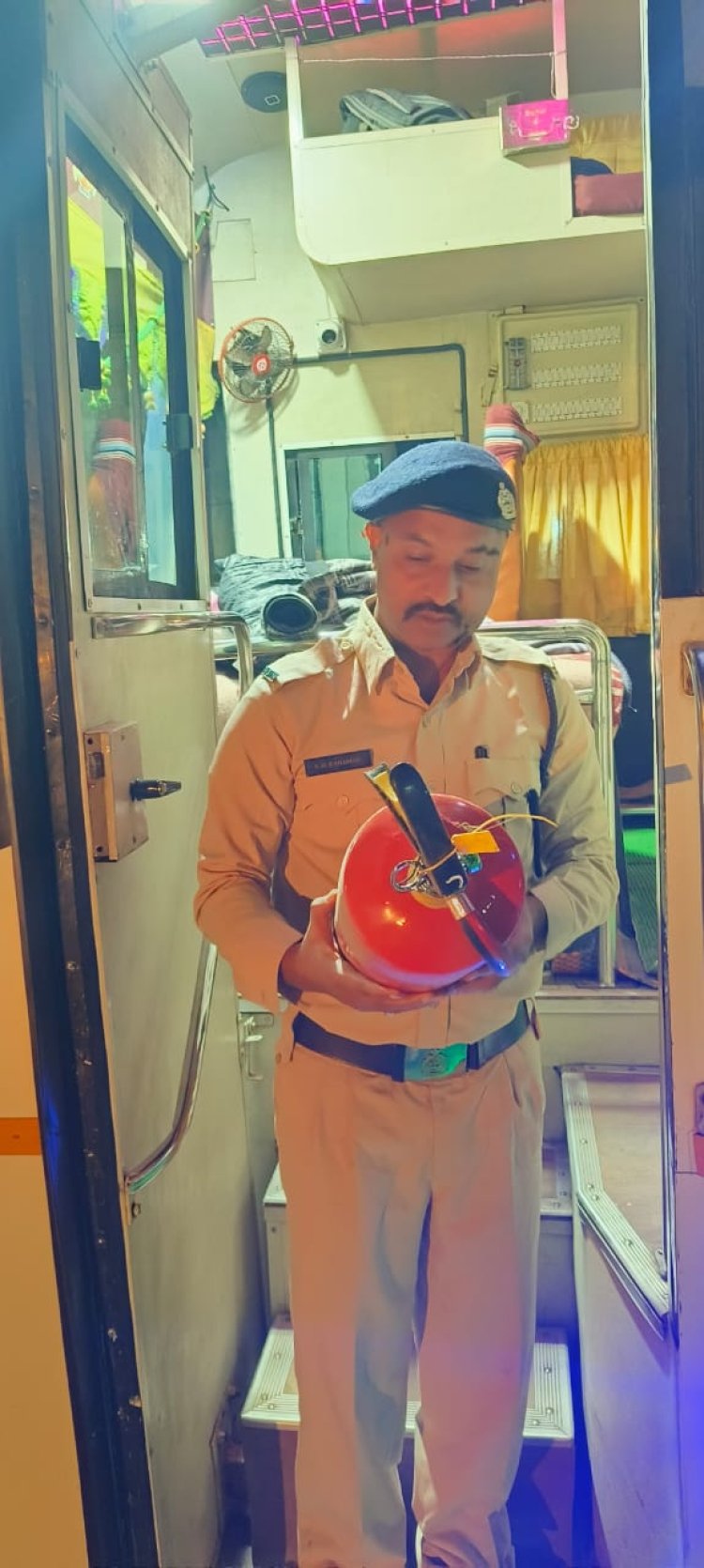 जिले में कड़ाई से हो रही यात्री बसों में सुरक्षा और अग्निशमन यंत्रों की जांच   17 यात्री बसों से 14 हजार 400 रुपए की हुई जुर्माना की वसूली   जशपुर जिले के शंख और लावाकेरा बैरियर में हुई कार्रवाई