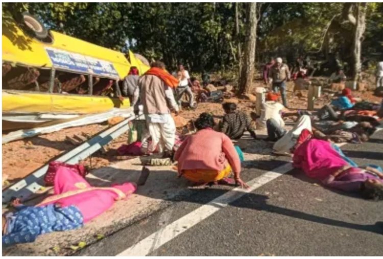 सड़क हादसे में पड़ोसी जिले बलरामपुर के पांच लोगों की मौत  स्कूल की बस किराए पर लेकर लेकर पिकनिक जा रहे ग्रामीण हादसे का शिकार