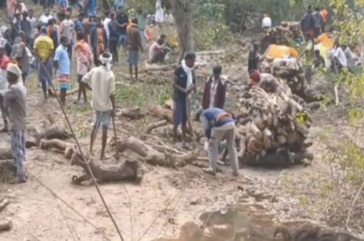 बलरामपुर बस हादसे में मृतकों की संख्या बढ़कर हुई 10  मंगलवार को जब एक साथ लोगों का हुआ अंतिम संस्कार, तो समूचे क्षेत्र में शोक की लहर