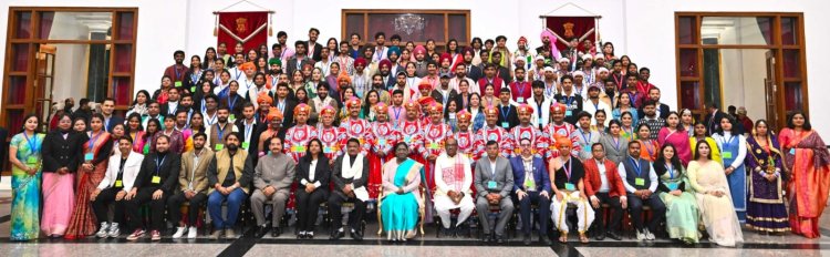 *राष्ट्रपति भवन में छत्तीसगढ़ की झांकी कलाकारों का सम्मान  राष्ट्रपति द्रौपदी मुर्मु ने सराही जनजातीय कला, कलाकार हुए भावविभोर*