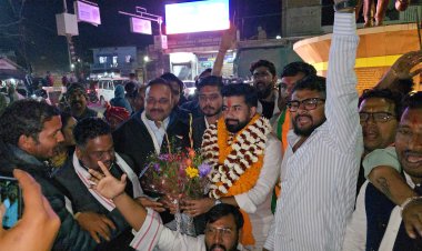 शहर में भाजयुमो के नवनियुक्त जिलाध्यक्ष विजय आदित्य सिंह जूदेव का भव्य स्वागत  युवाओं ने रक्त तिलक व पुष्पवर्षा कर निकाली बाइक रैली — शहर में दिखी युवा ऊर्जा