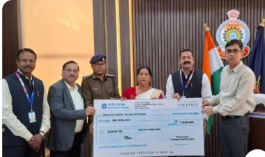 करंट लगने से हुई थी जशपुर के नारायणपुर थानेदार की मौत  पुलिस सैलरी पैकेज योजना से पत्नी को मिला 1 करोड़ रुपए बीमा की राशि का चेक