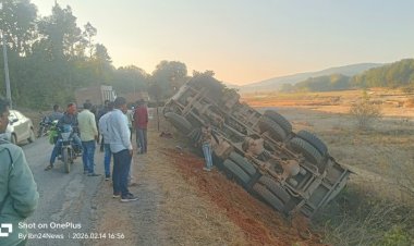 अभय कंस्ट्रक्शन का तेज रफ्तार हाईवा सन्ना क्षेत्र में पलटा, चालक घायल