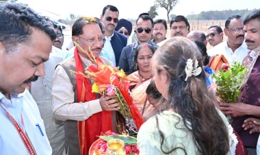 *जन्मदिवस पर गृहग्राम बगिया पहुंचे मुख्यमंत्री विष्णुदेव साय*  *हेलीपैड पर जनप्रतिनिधियों, अधिकारियों और ग्रामीणों ने जन्मदिवस की दी बधाई एवं शुभकामनाएं*