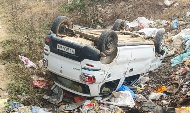 बड़ा हादसा टला: ट्रक से बचने चक्कर में कार पलटी, सभी सुरक्षित