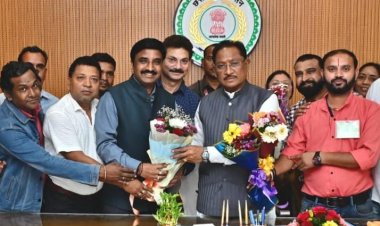 *मुख्यमंत्री से छत्तीसगढ़ कर्मचारी अधिकारी फेडरेशन के प्रतिनिधिमंडल ने की मुलाकात*  *बजट में अधिकारियों-कर्मचारियों के लिए कैशलैस चिकित्सा सुविधा की घोषणा पर जताया मुख्यमंत्री का आभार*