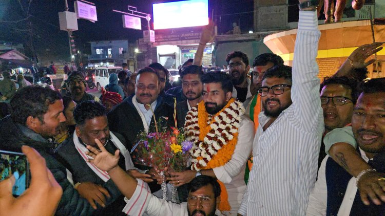 शहर में भाजयुमो के नवनियुक्त जिलाध्यक्ष विजय आदित्य सिंह जूदेव का भव्य स्वागत  युवाओं ने रक्त तिलक व पुष्पवर्षा कर निकाली बाइक रैली — शहर में दिखी युवा ऊर्जा