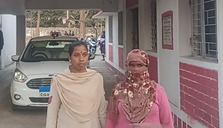 जशपुर में मिली अधजली लाश की गुत्थी सुलझी, पहले जिसकी बताई गई थी लाश वो आकर खड़ा हो गया था पुलिस के सामने  खुद पत्नी ने की थी हत्या और बच्चों के साथ मिलकर लाश में पेट्रोल छिड़क कर लगा दी थी आग