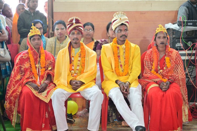 मुख्यमंत्री कन्या विवाह योजना   48 जोड़े वैदिक रीति रिवाज के साथ परिणय सूत्र में बंधे   मुख्यमंत्री ने राजधानी से वर्चुअल के माध्यम से नवदंपतियों को दिया आशीर्वाद