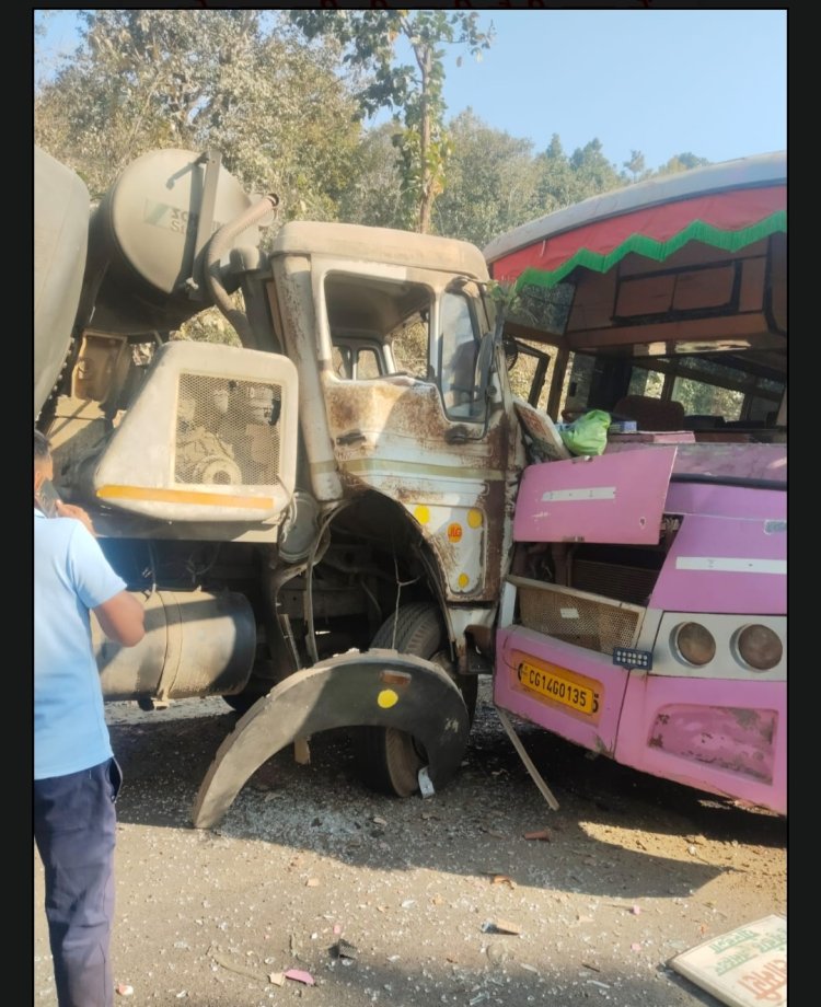 बगीचा के रौनी घाट में भीषण सड़क हादसा  तेज रफ्तार मिक्सर मशीन और यात्री बस की टक्कर, 20 से अधिक घायल