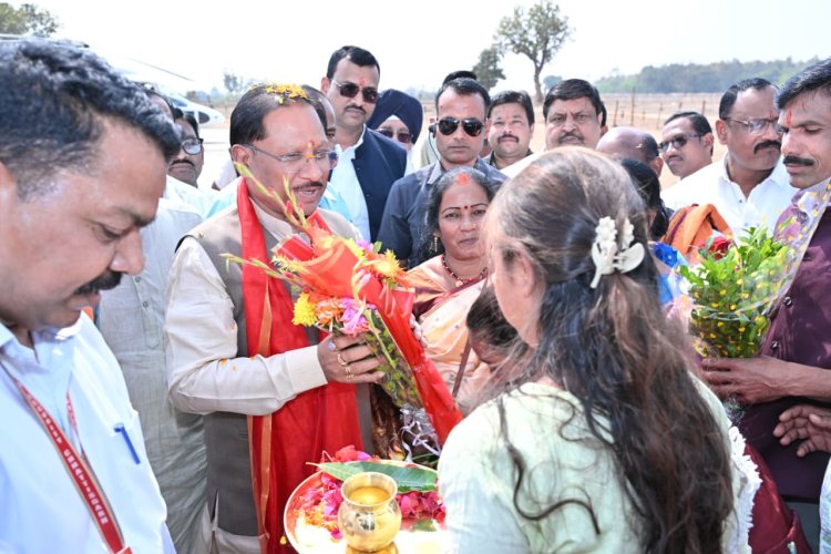 *जन्मदिवस पर गृहग्राम बगिया पहुंचे मुख्यमंत्री विष्णुदेव साय*  *हेलीपैड पर जनप्रतिनिधियों, अधिकारियों और ग्रामीणों ने जन्मदिवस की दी बधाई एवं शुभकामनाएं*