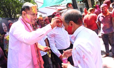 *मुख्यमंत्री निवास में होली के रंगों की बौछार: मुख्यमंत्री श्री विष्णु देव साय ने अधिकारियों-कर्मचारियों संग खेली होली*