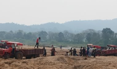 *लावा नदी से अवैध रेत परिवहन में लगे ट्रेक्टर जप्त कर की जा रही कार्यवाही*