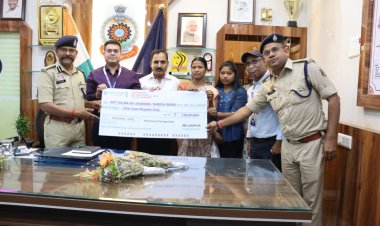 *पुलिस सैलरी पैकेज से दिवंगत आरक्षक के परिवार को मिला सहारा, पत्नी को मिला 1 करोड़ का बीमा राशि का चेक*