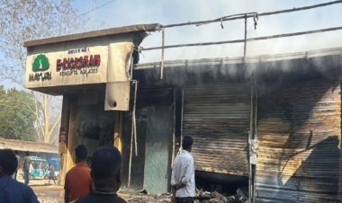 ई-रिक्शा शोरूम और गोदाम में भीषण आग, डीजे साउंड सिस्टम व बैटरियां जलकर खाक