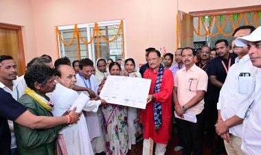 मुख्यमंत्री ने कुनकुरी कबीर आश्रम के सदस्यों को सामुदायिक वन अधिकार पत्र वितरित किए