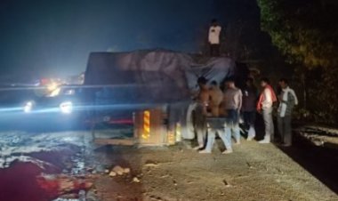 एनएच 43 पर हादसा, किराना समान से लदा ट्रक अनियंत्रित होकर पलटा, हादसे के बाद दोनो ओर लग गई वाहनों की लंबी कतार