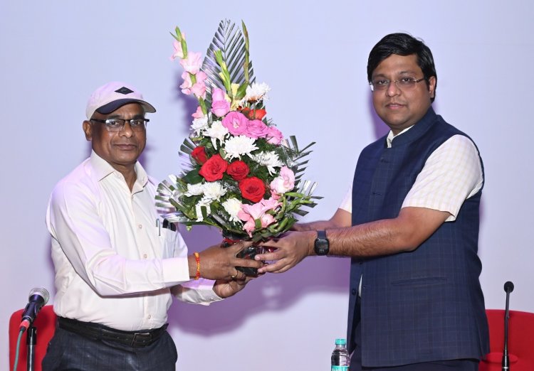 *जनसंपर्क विभाग के अपर संचालक जे.एल. दरियो को सेवानिवृत्ति पर दी गई गरिमामय विदाई*  *जनसंपर्क विभाग मे अनवरत 36 वर्षों तक दी उल्लेखनीय सेवाएं*