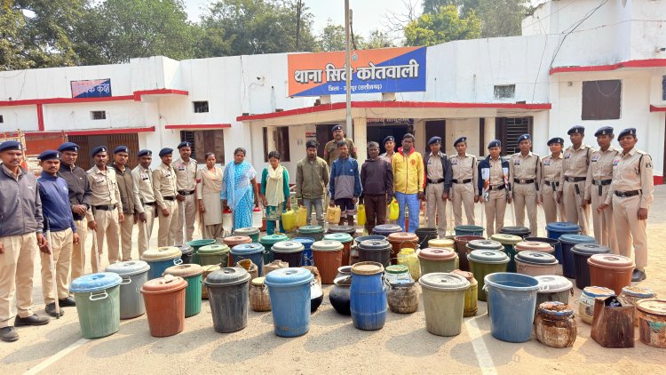 *वनों को बचाइए डीएफओ साहब, जंगल काट कर पूरे शहर में धधक रही रही अवैध महुआ शराब की भट्ठी,  *12 वार्डों में अवैध शराब के ठिकानों पर एक साथ पुलिस अधिकारियों और 60 जवानों के दल की दबिश*