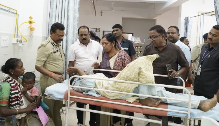 *बस दुर्घटना के घायलों से मिलने पहुंचीं मुख्यमंत्री की धर्मपत्नी श्रीमती कौशल्या साय, अस्पताल में जाना हालचाल, घायलों की समुचित इलाज जारी.....*