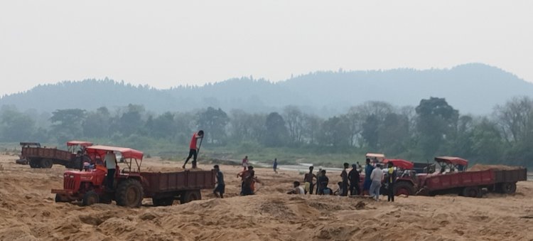 *लावा नदी से अवैध रेत परिवहन में लगे ट्रेक्टर जप्त कर की जा रही कार्यवाही*