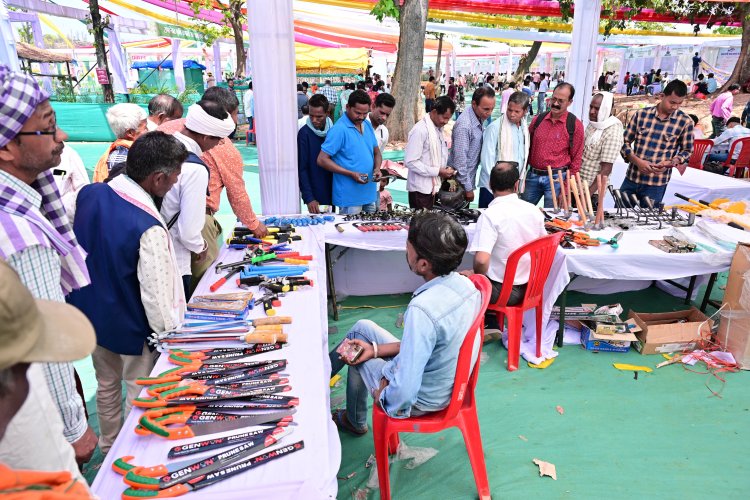 *कृषि क्रांति एक्सपो में उमड़ा किसानों का सैलाब*  *17 कंपनियों ने दिखाई रुचि*  *मिलेट, औषधीय एवं उद्यानिकी फसलों के निर्यात को मिलेगा बढ़ावा*  *किसानों को मिले नए बाजार के अवसर*