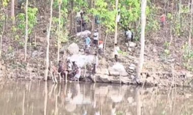 बच्चों को तैरना सिखाने तालाब में उतरा 35 साल का युवक गहरे पानी में डूब गया और देखते रह गए बीवी बच्चे, पूरे इलाके में पसरा मातम