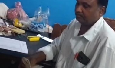 * जिला चिकित्सालय जशपुर का ड्रेसर किशोर कुमार चौहान तत्काल प्रभाव से निलंबित*   *मेडिकल बिल पास करने के एवज में 5000 की रिश्वत लेते वीडियो हुई थी वायरल, इसी मामले में की गई कार्यवाही*