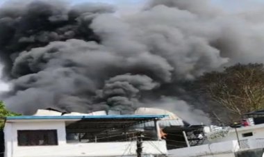 *अंबिकापुर अग्निकांड: 24 घंटे बाद भी धधक रही आग, पटाखा गोदाम की इमारत ढही*  *नियम कायदों को ताक पर रखकर रिहायशी इलाके में संचालित था पटाखा गोदाम*