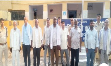 *सोलर पैनल के तार चोरी के शक में युवक का सिर मुंडवाकर जूते-चप्पलों की माला पहनाई, पत्नी संग गांव में घुमाया, अब 9 गिरफ्तार*