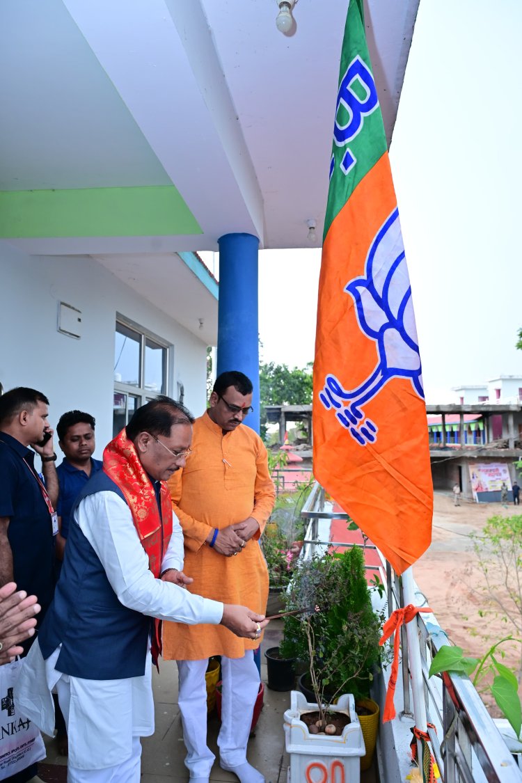 *भाजपा स्थापना दिवस पर मुख्यमंत्री श्री विष्णुदेव साय ने अपने निजी निवास बगिया में फहराया झंडा....*