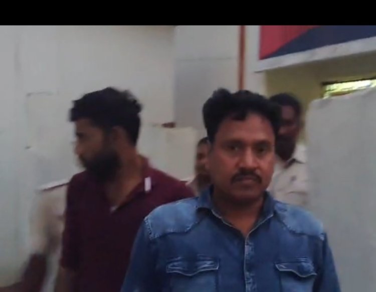 *बिहार के गया से तस्करी कर रायगढ़ ले जाई जा रही प्रबंधित कफ सिरप का जखीरा पकड़ा गया*  *480 शीशी कफ सिरप और वासुदेव बस जप्त, ड्राईवर कंडक्टर समेत तीन गिरफ्तार*