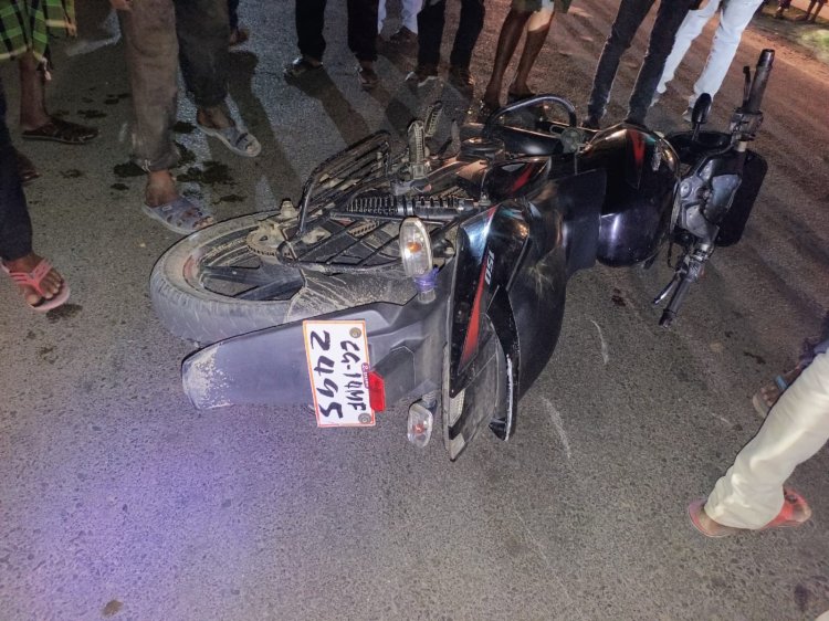 *एनएच 43 पर कुनकुरी में भीषण सड़क हादसा, तेज रफ्तार ट्रक ने बाइक सवारी युवकों को रौंदा एक की मौके पर मौत, दूसरे की दशा नाजुक*