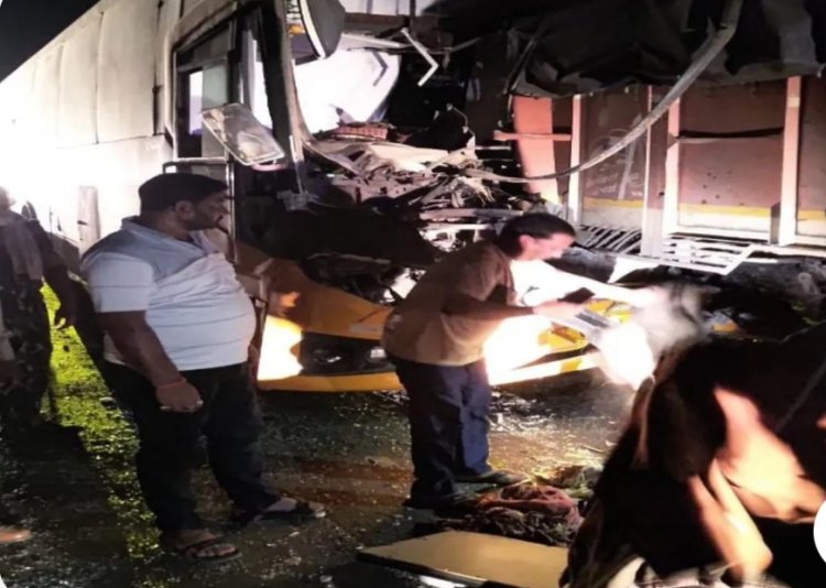 *खड़े ट्रक से टकराई तेज रफ्तार रॉयल बस, एक की मौत; दर्जनभर घायल*  *बिना संकेत के सड़क किनारे खड़ा था खराब ट्रक, ग्रामीणों ने बचाई यात्रियों की जान*