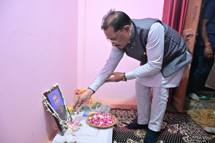 *मुख्यमंत्री विष्णुदेव साय ने स्वर्गीय विवेक अंधारे को अर्पित की श्रद्धांजलि*  *मुख्यमंत्री के निज सहायक दीपक अंधारे के चचेरे भाई थे विवेक अंधारे*