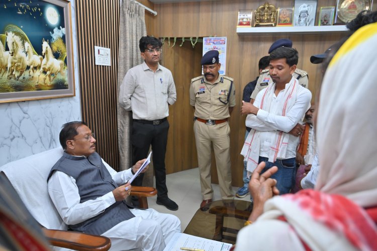 *मुख्यमंत्री साय ने बगिया में जनदर्शन में सुनी आमजनों की समस्याएं*  *आवेदनों का गंभीरता से निराकरण करने के दिए निर्देश*