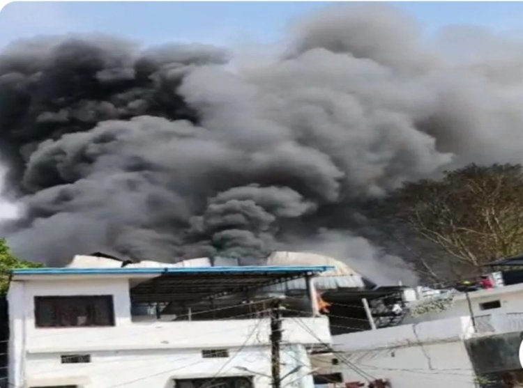 *अंबिकापुर अग्निकांड: 24 घंटे बाद भी धधक रही आग, पटाखा गोदाम की इमारत ढही*  *नियम कायदों को ताक पर रखकर रिहायशी इलाके में संचालित था पटाखा गोदाम*