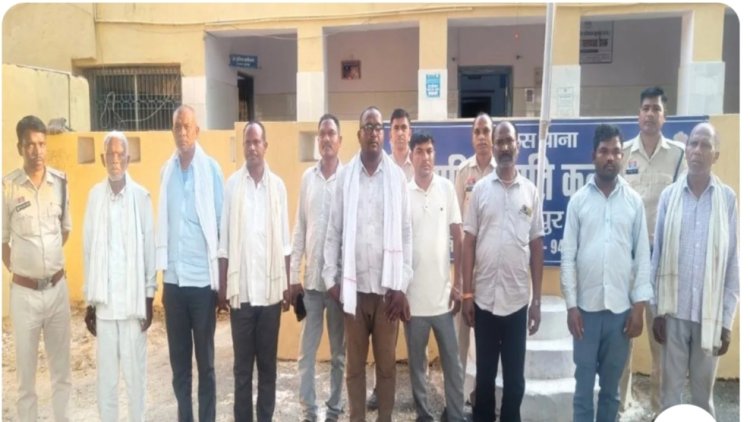 *सोलर पैनल के तार चोरी के शक में युवक का सिर मुंडवाकर जूते-चप्पलों की माला पहनाई, पत्नी संग गांव में घुमाया, अब 9 गिरफ्तार*