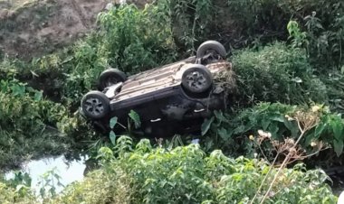 तेज रफ्तार कार 30 फीट गड्ढे में गिरी, युवक गंभीर घायल रायपुर से यूपी के भदोही जा रहा था युवक, अंबिकापुर-बिलासपुर हाईवे पर हुआ हादसा