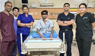 *10 साल से खांसी में खून आने से जूझ रहे युवक को मिली नई जिंदगी*  *अम्बेडकर अस्पताल में हाई-रिस्क लोबेक्टॉमी सर्जरी सफल, फेफड़े का संक्रमित हिस्सा निकालकर बचाई जान*