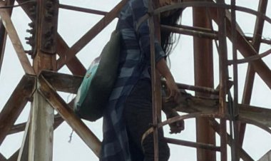 *पुलिस वायरलेस टॉवर में चढ़कर युवती ने लगाई फांसी*  *पुलिस की मौजूदगी में हुई घटना से समूचे इलाके में फैली सनसनी*