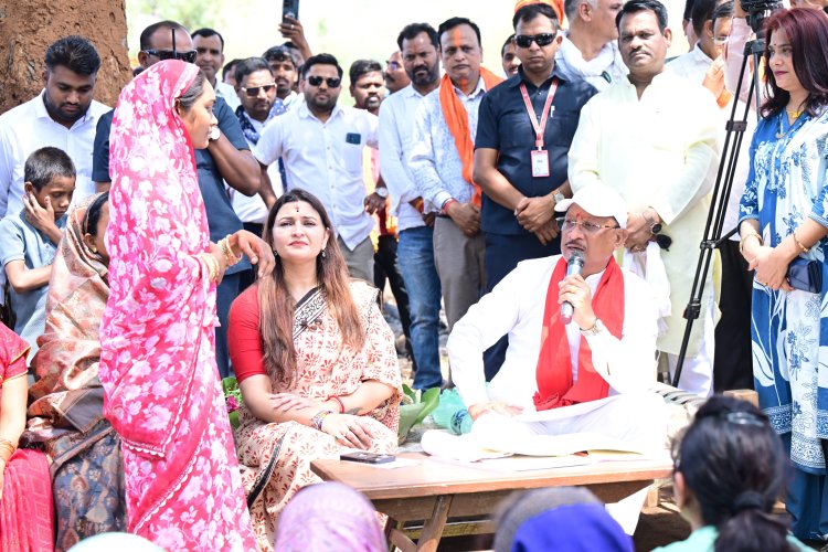 *संवाद से समाधान: कमराखोल में मुख्यमंत्री ने दूर की बिजली बिल की चिंता*  *‘बकाया बिल से घबराने की जरूरत नहीं, समाधान योजना से मिलेगी राहत’ - मुख्यमंत्री विष्णुदेव साय*
