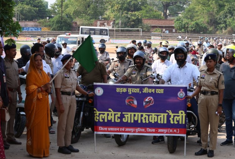*कुनकुरी में कौशल्या साय ने दिखाई हेलमेट जागरूकता रैली को हरी झंडी, लोगों को दिलाई सड़क सुरक्षा की शपथ*